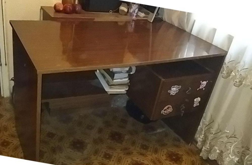 Письменный стол полированный навесная тумба с двумя ящиками