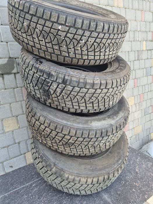 Продам зимнюю резину липучка почти новый на Прадо и т/д