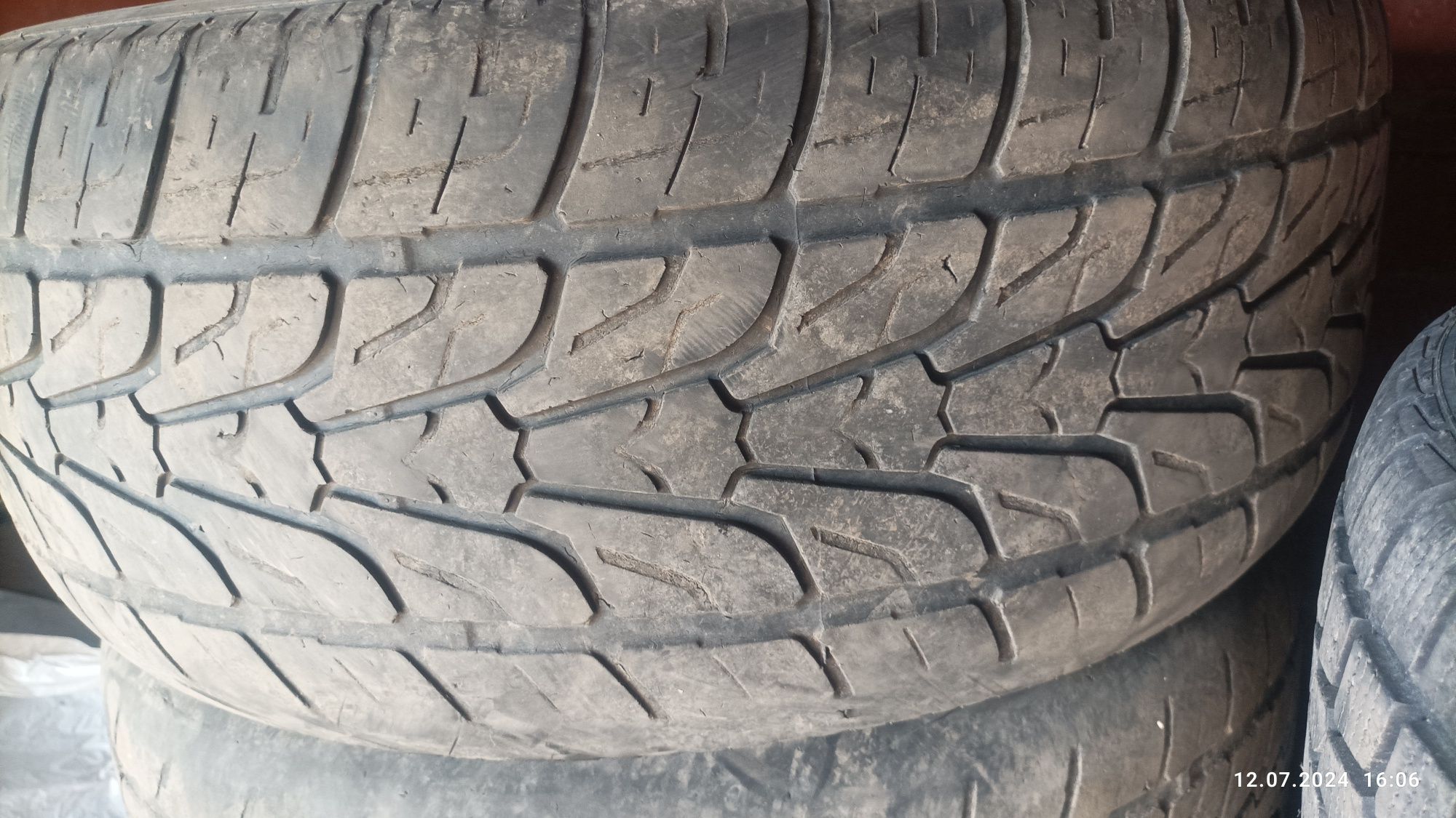 Срочно продам зимние шины R18 есть 3 комплект уточните