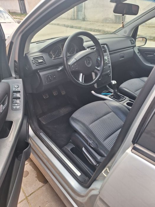 Mercedes B200.     .