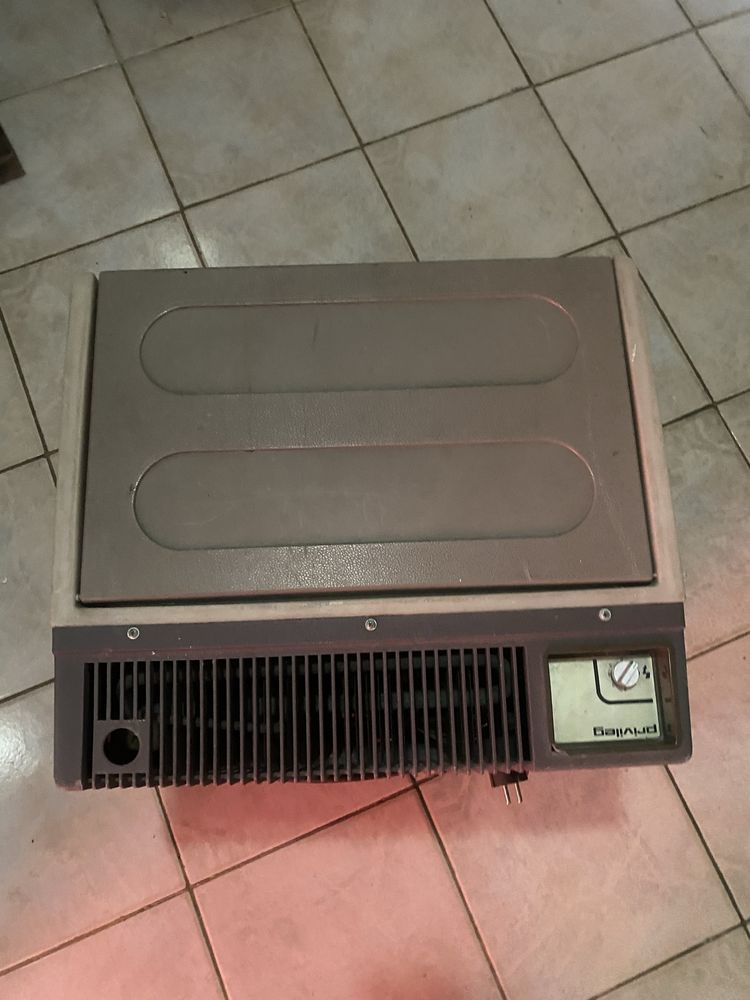 Хладилник за кола,каравана,къмпинг на 12v и 220v
