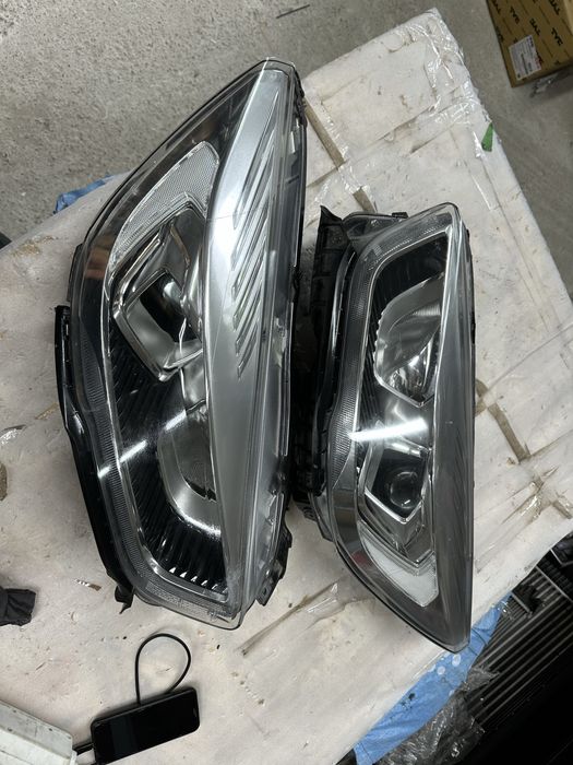 Faruri stânga dreapta ford kuga.2.facelift.
