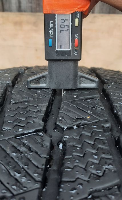 4 броя зимни бусови гуми 215 65 16 С Michelin 8mm
