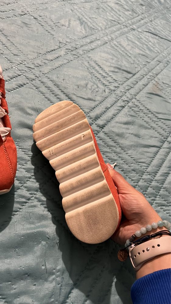 Спортни обувки оранжеви и блестящи