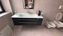 Mobilier baie cu lavoar din sticlă și sertare