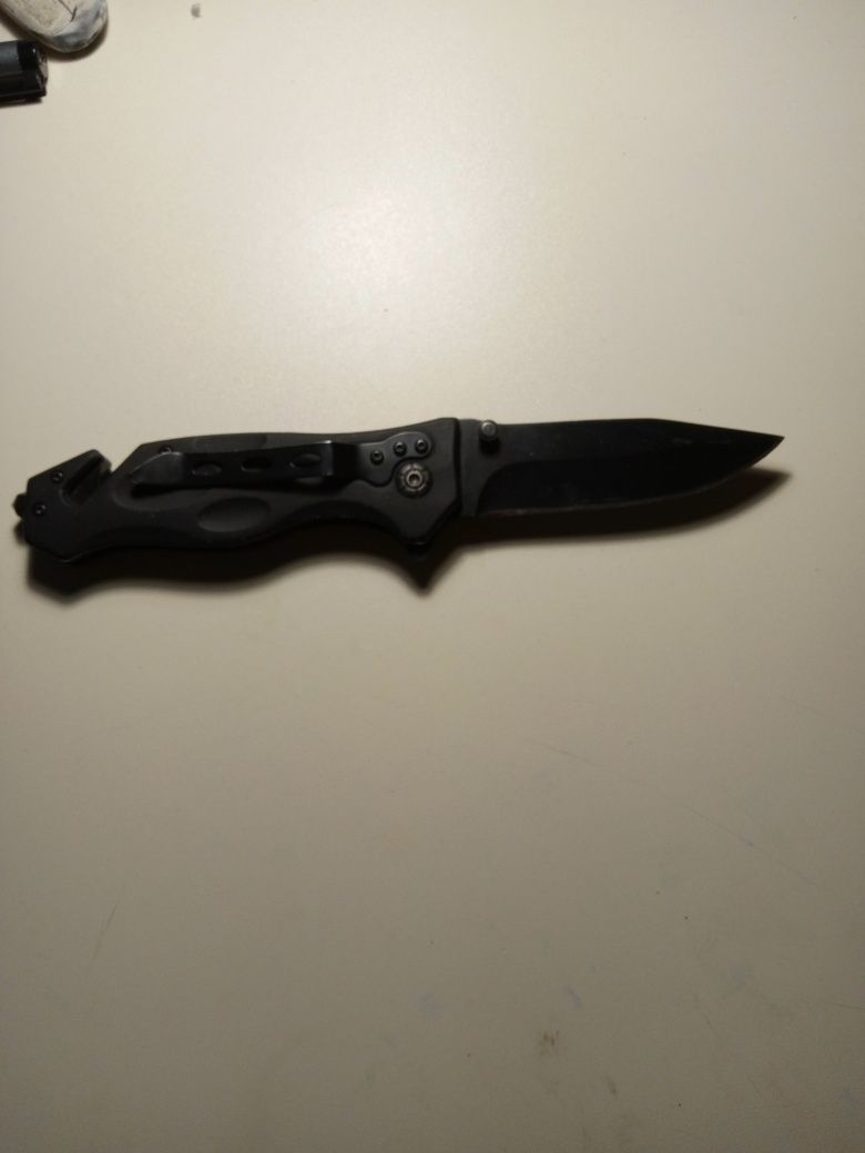 нов черен сгъваем нож