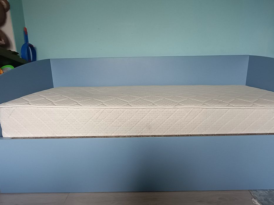 Детско легло с матрак.