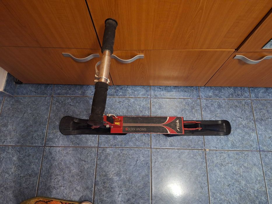 Trotineta pliabila cu schiuri pentru zapada