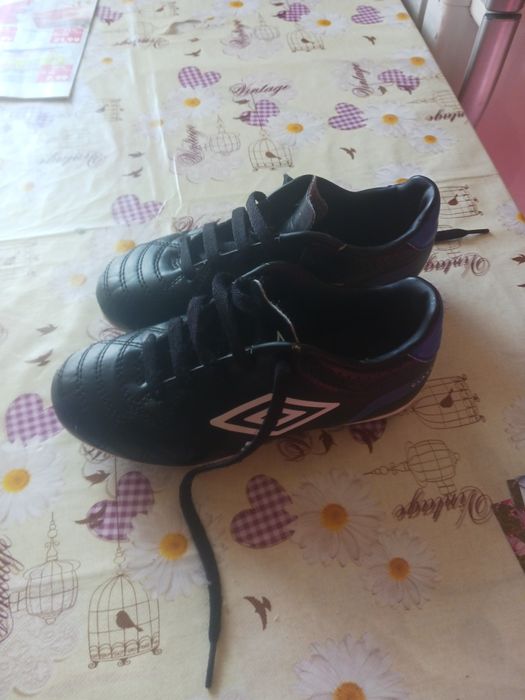 Vând adidasi fotbal