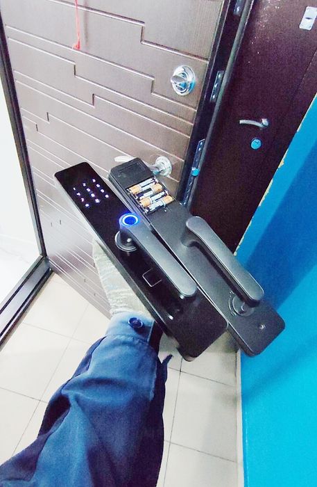 Установка смарт-замка врезка замков замена замка замена сердцевин ключ