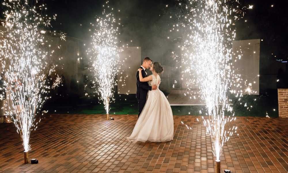 Fum greu, gheata carbonica, artificii dansul mirilor.