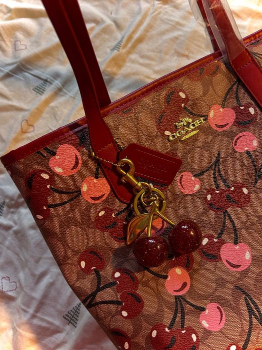 Чанта Coach с череши