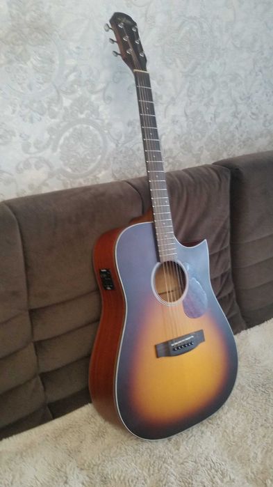 Акустическая гитара со звукоснимателем FISHMAN