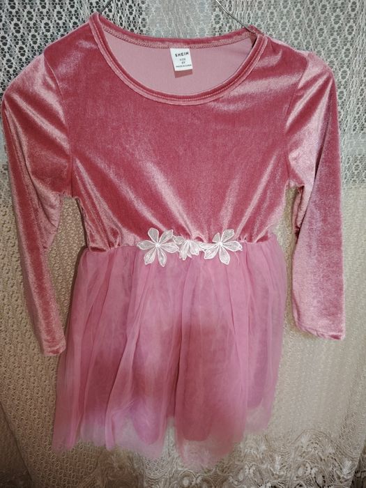 Rochițe fetiță catifea  mărimea 5 ani  50 bucata