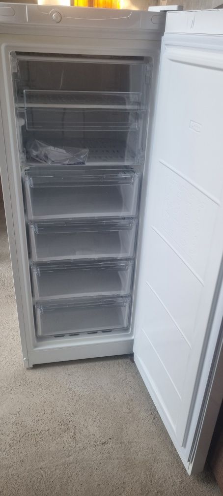 Срочно продам морозилник