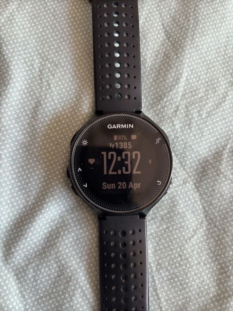 Часовник Garmin forerunner 235