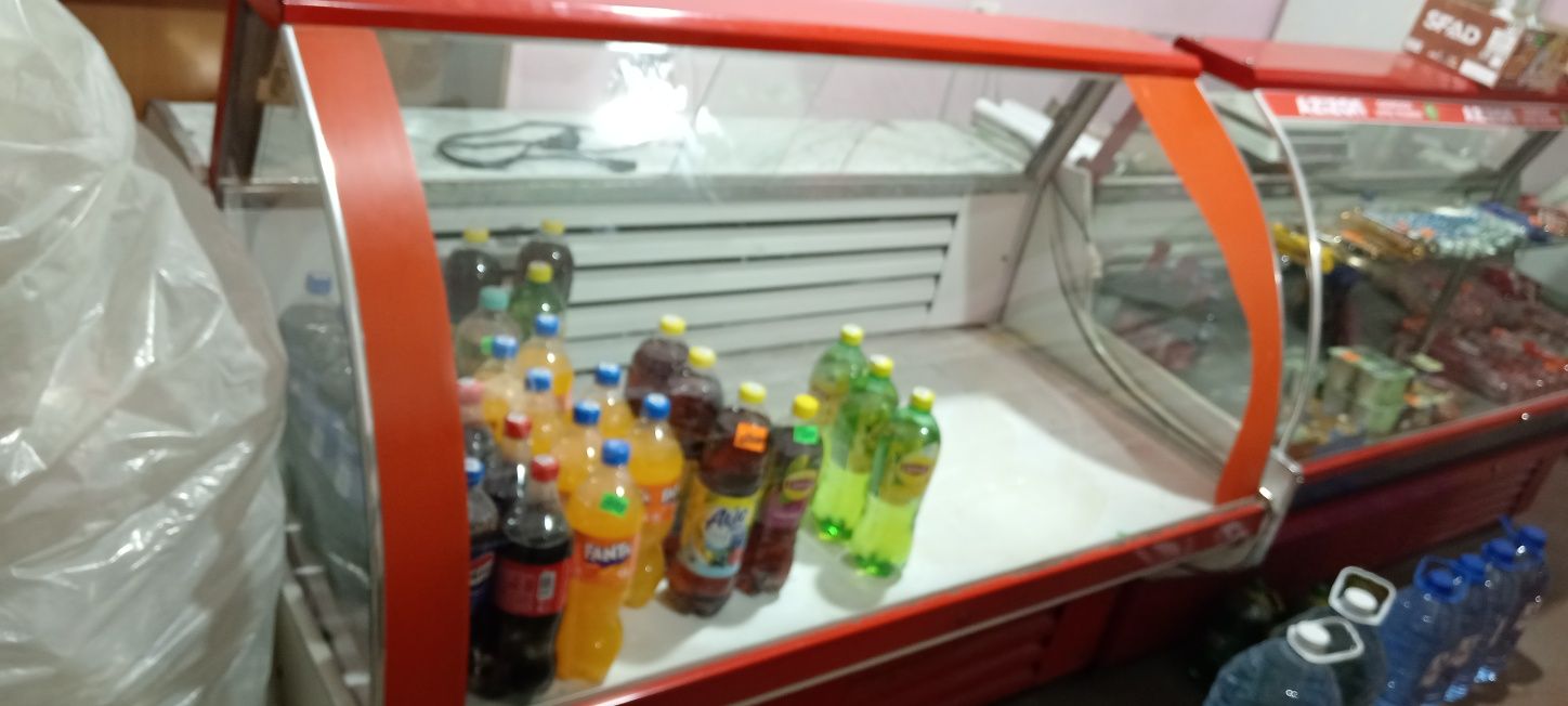 Продаётся холодильник ветриный стойка и стул стол