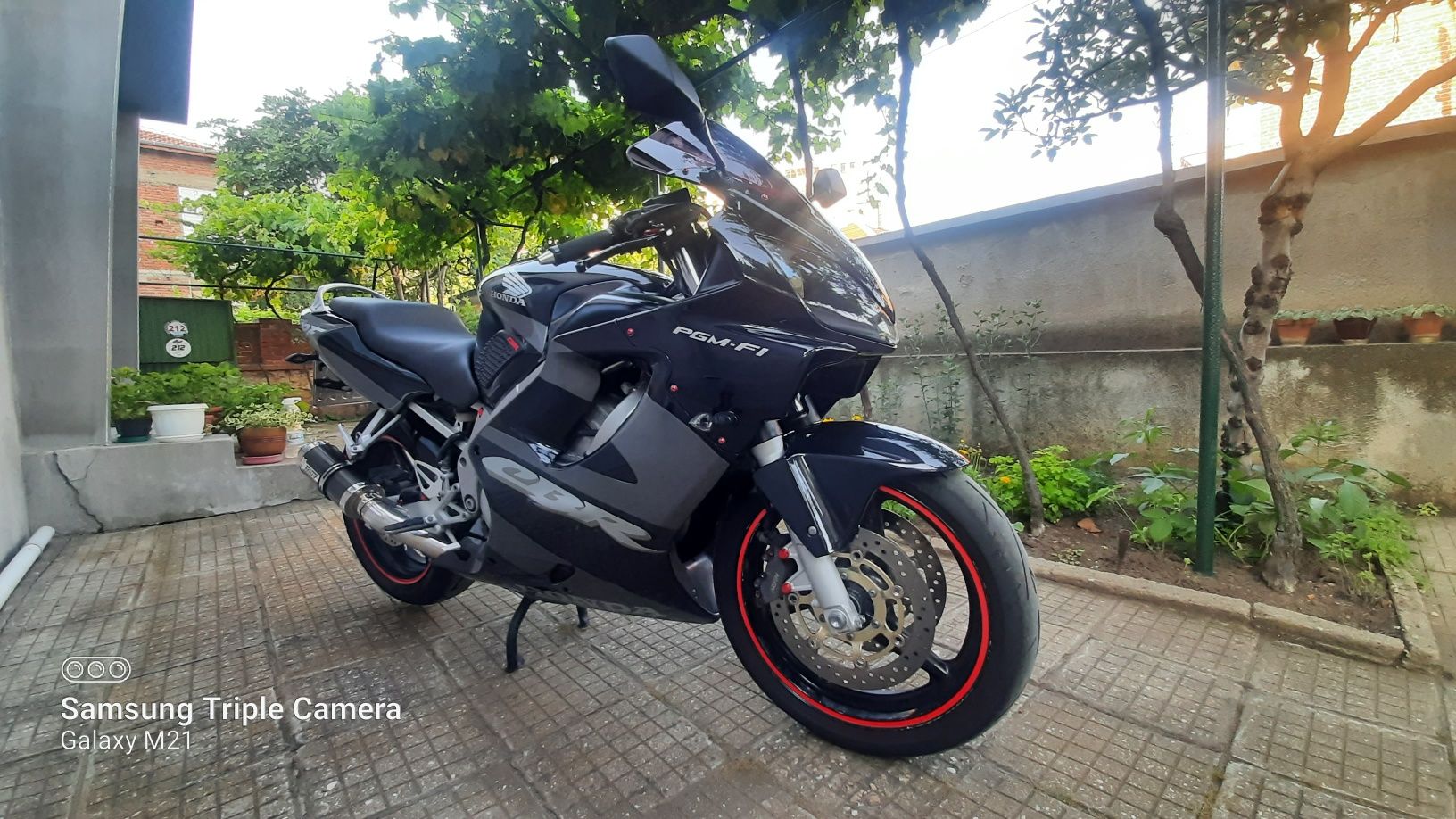 Honda CBR F4i.   .