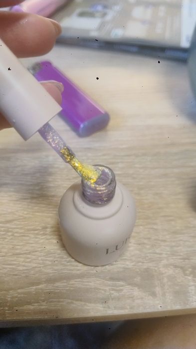 Гел лакове . И трите са почти пълни. Дублират ми се