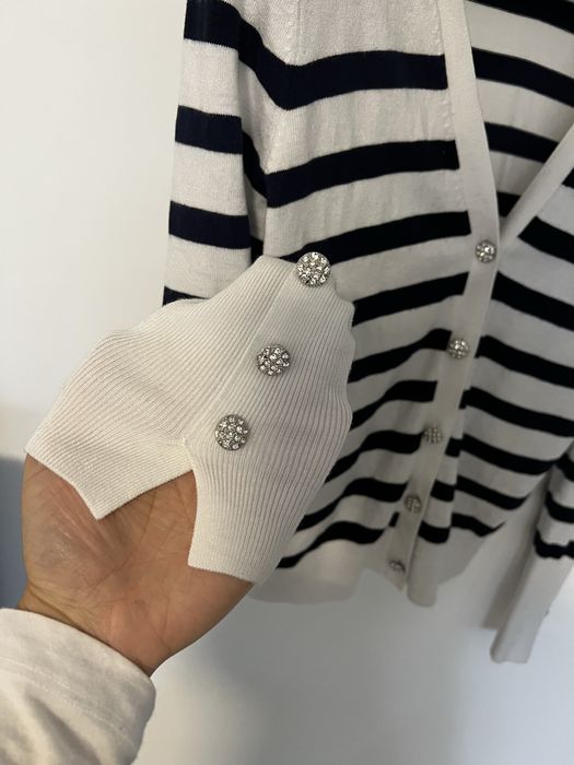 Pulover alb cu albastru de la Zara