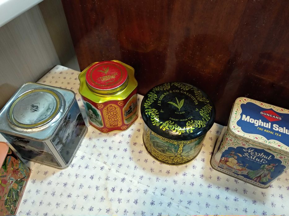 Металлические банки из под чая.