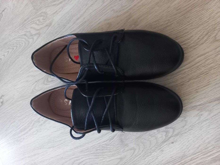 Черни затворени обувки