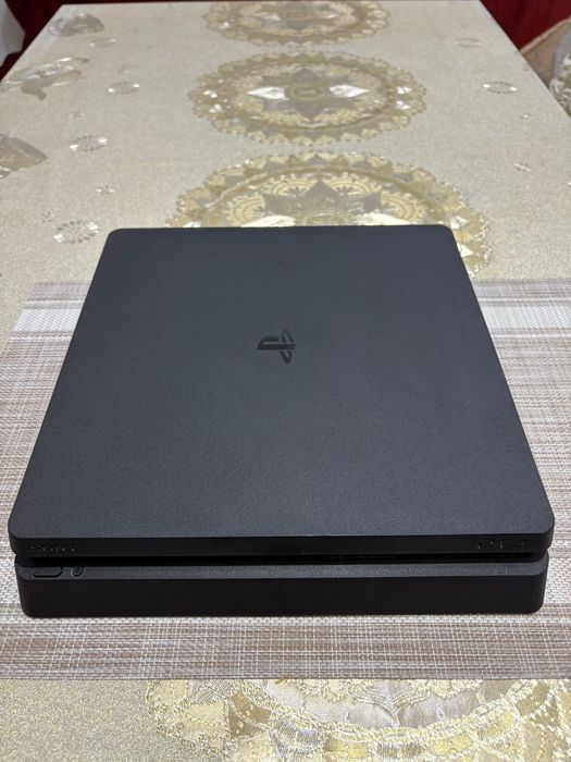 Vând playstation 4 slim + jocuri