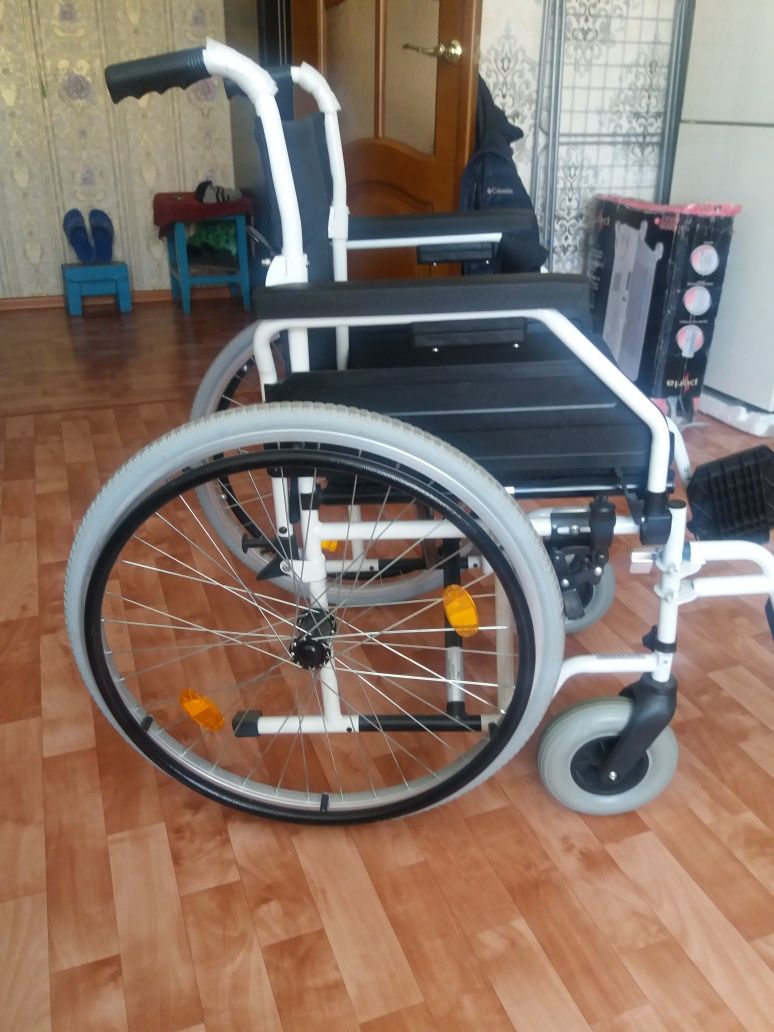 Продам инвалидную коляску почти новая