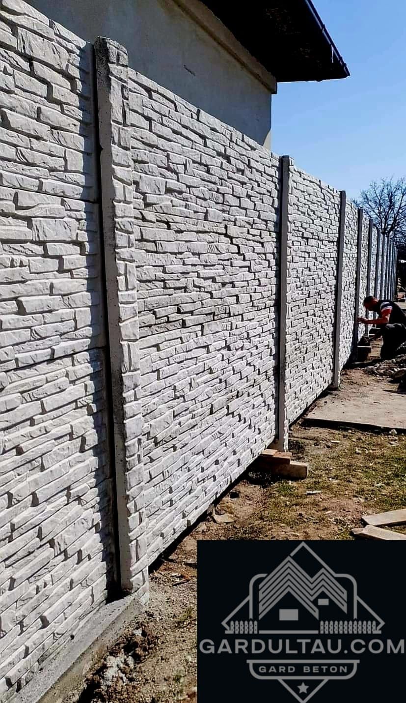 Gard din placi de beton armat montaj