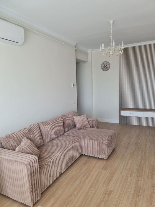 Închiriez apartament cu trei camere în bloc nou mobilat și utilat