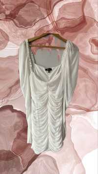 Бяла ластичена рокля