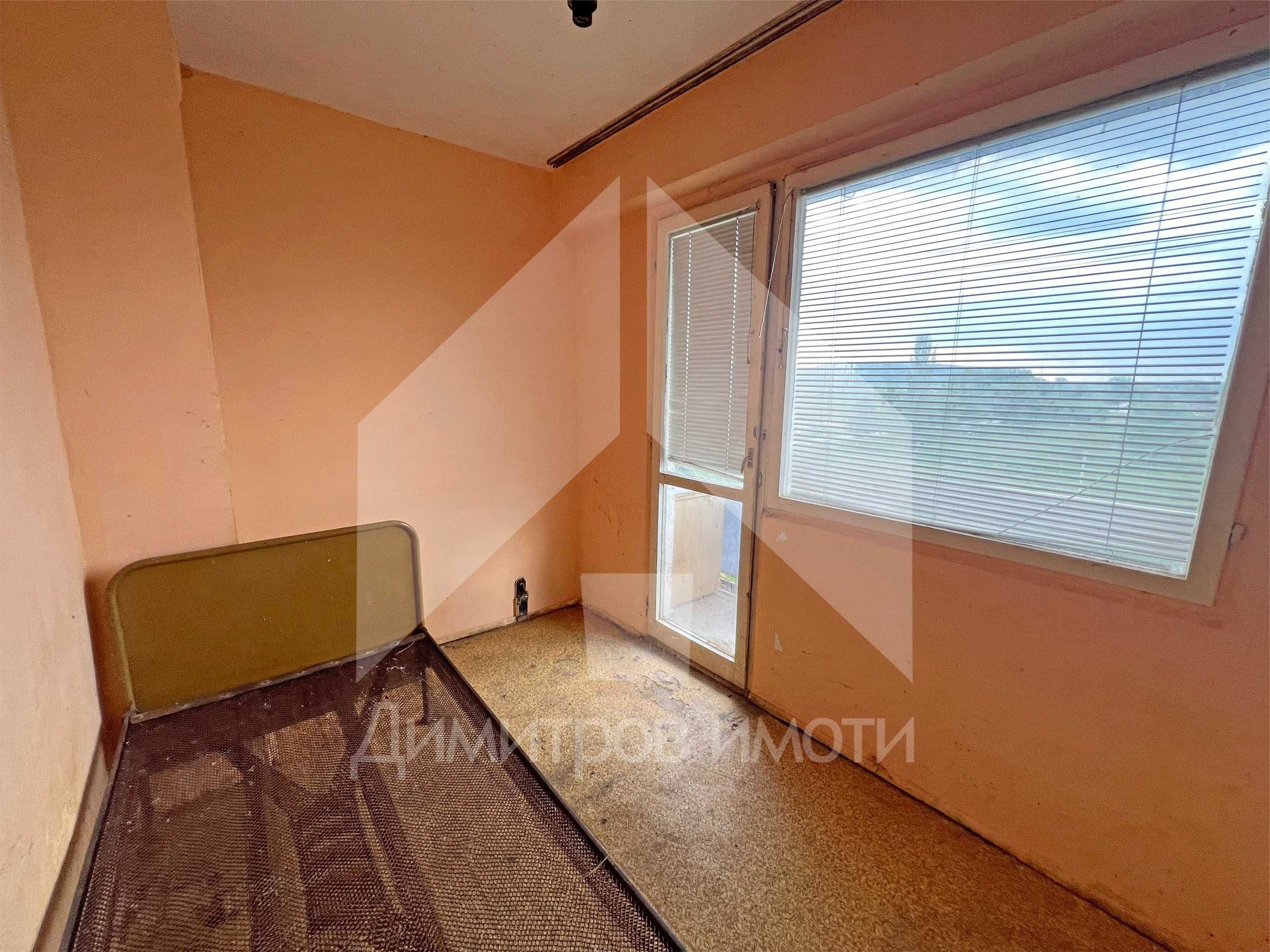 Продава ЕДНОСТАЕН апартамент тип гарсониера в гр. Нови пазар! Саниран!