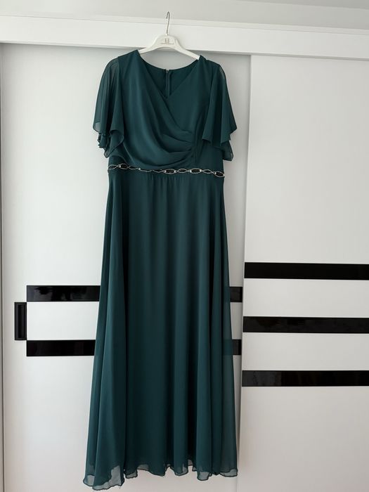 Зелена дълга рокля с камъчета