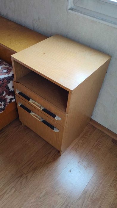 Подарявам - Стар гардероб с легло и нощни шкафчета