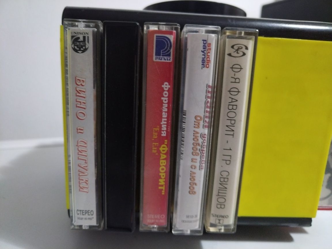 Стара ретро фонотека за касети/касетник. Без забележки! 
Бонус всичкит