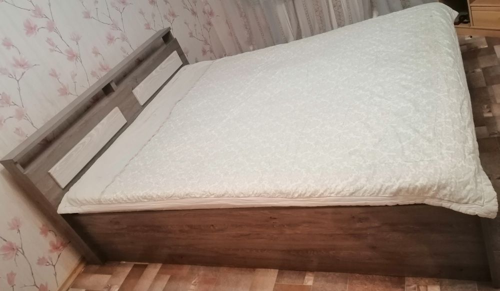 Продам мебель б/у. Кровать, столы.