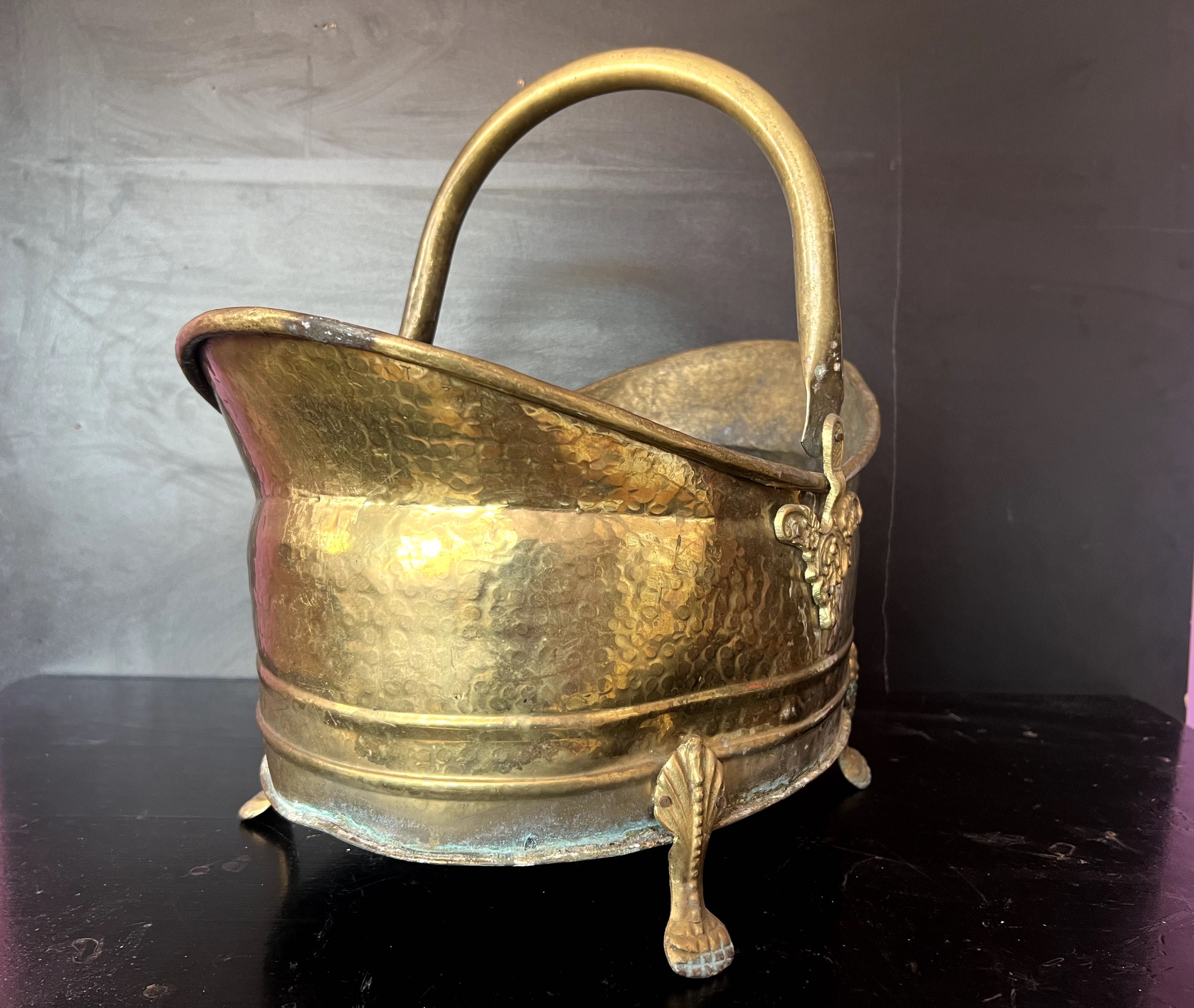 Carbunar realizată din alama și decorată cu elemente din bronz.