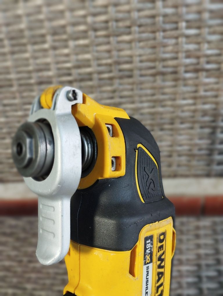 Мултитул Безчетков DeWALT DCS355N