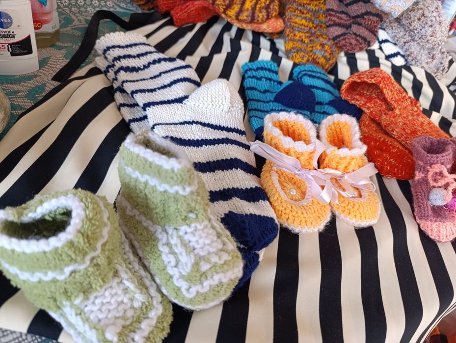 Вязанные детские носки и тапочки ,размеры и цвета разные