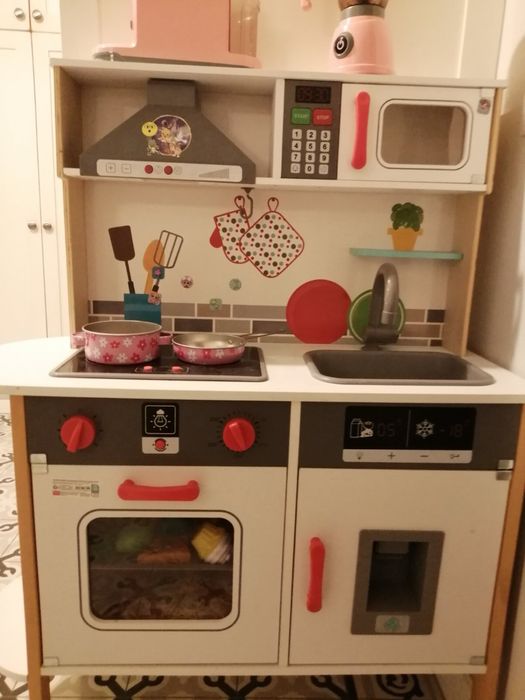 Продавам детска дървена кухня