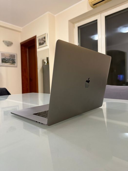 Macbook Pro 2018 i7 | 16GB RAM | 512GB SSD - Display Nefunctional