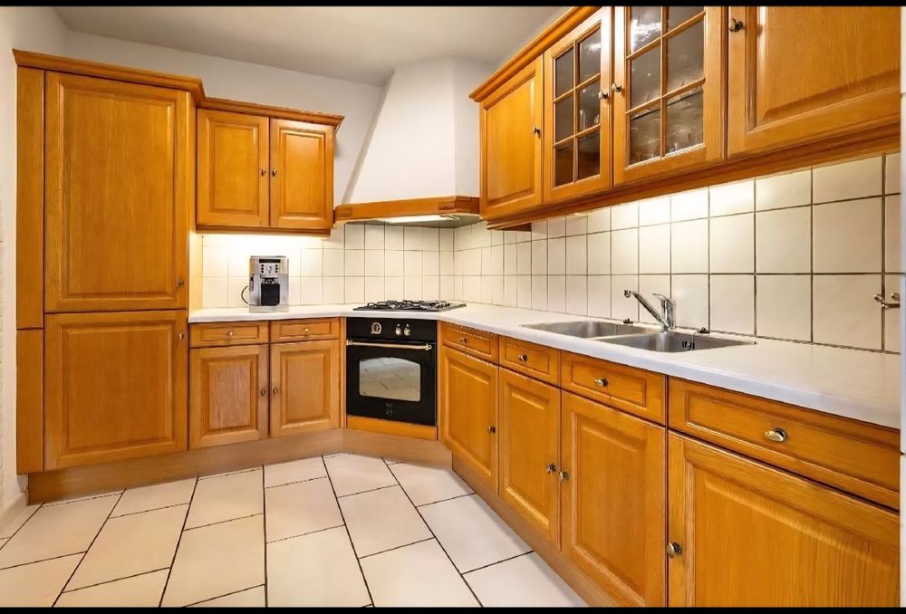 Кухня изеаботена от дъб