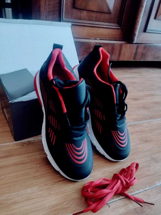 Vând o pereche de adidas 37