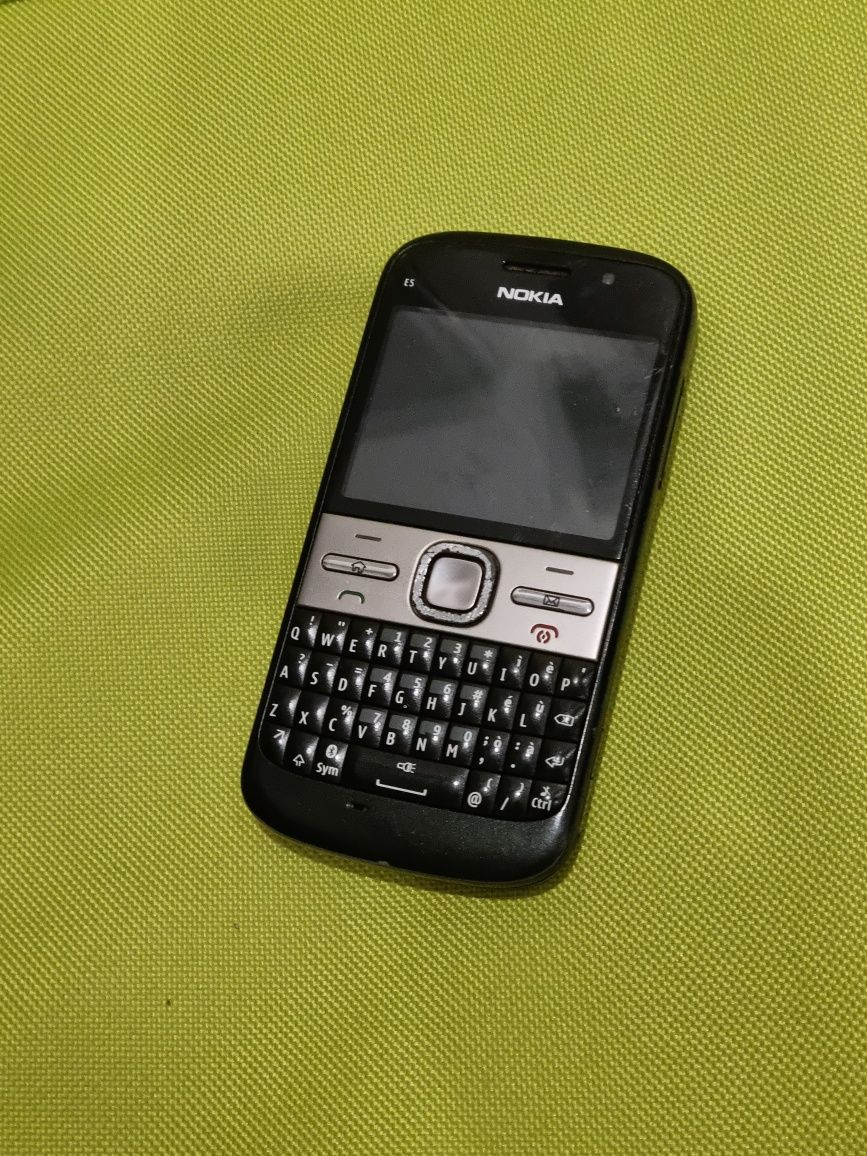 Telefon Nokia cu butoane si display mare