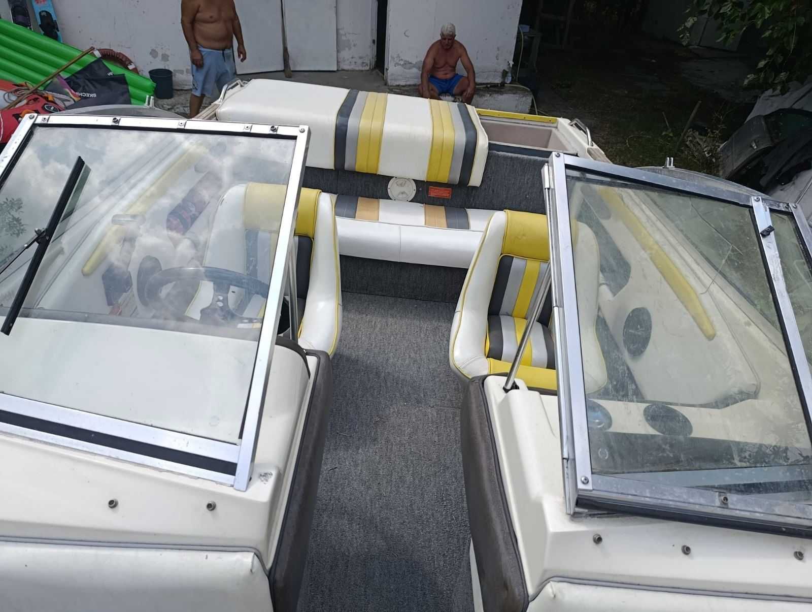 Моторна лодка в идеално състояние плюс подарък водни ски и