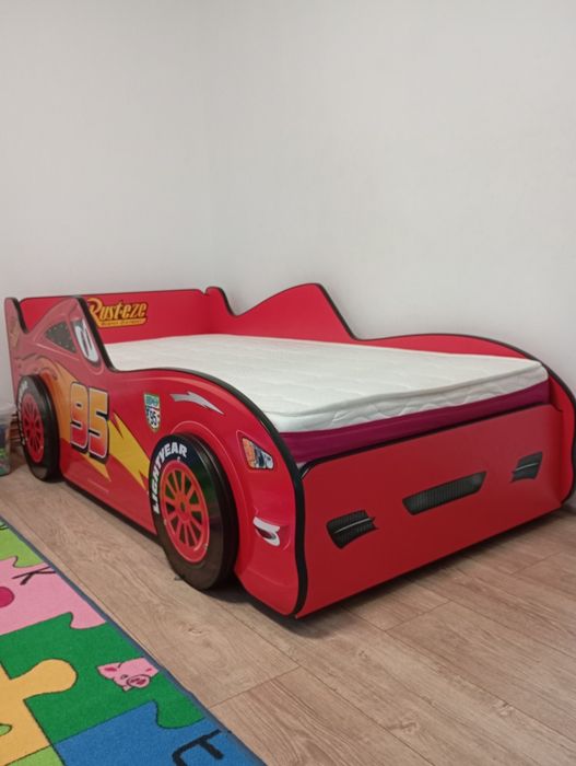 Vând pat in forma de mașină