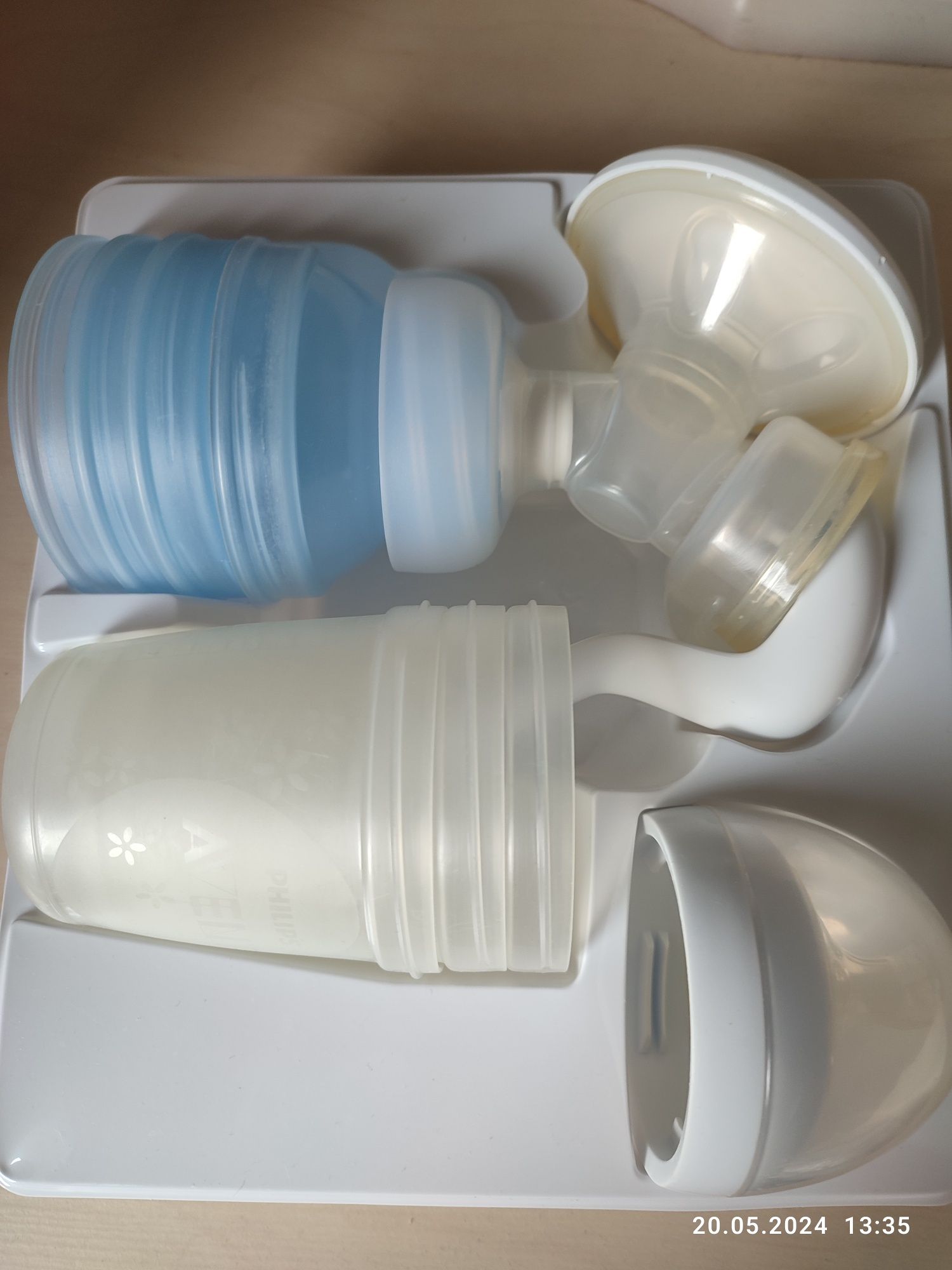 Молокоотсос с контейнерами для хранения грудного молока, Англия