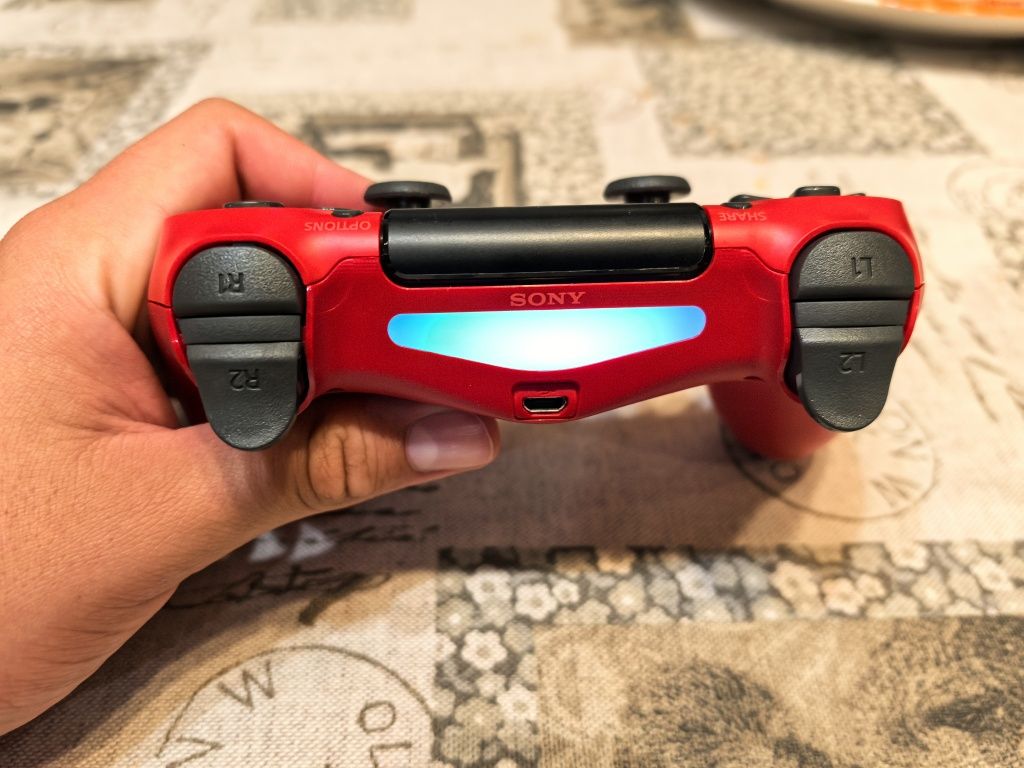 DualShock4 в идеално състояние, почти не използван