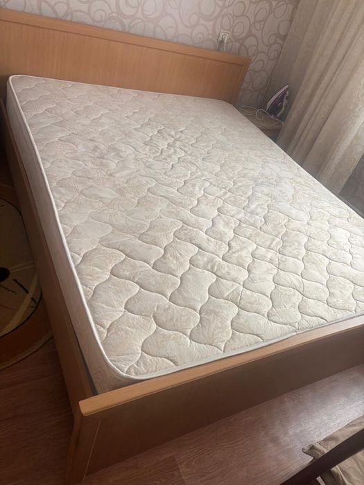 Двуспальная кровать с матрасом