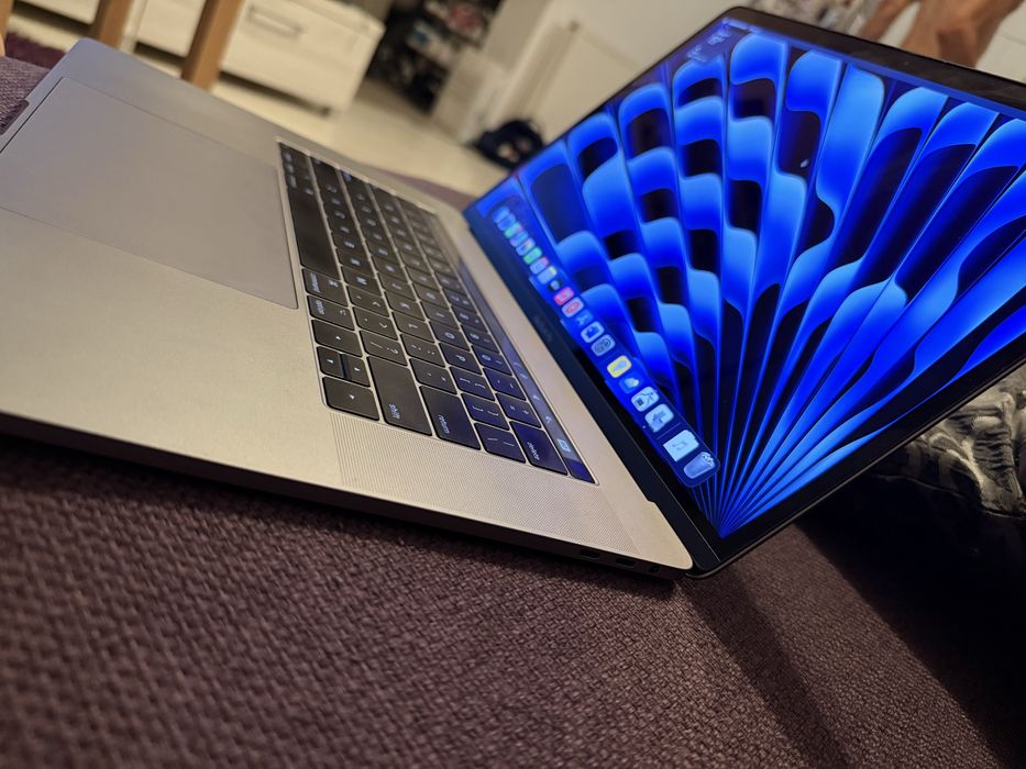 Laptop Apple Mcbook pro 15inch touchbar